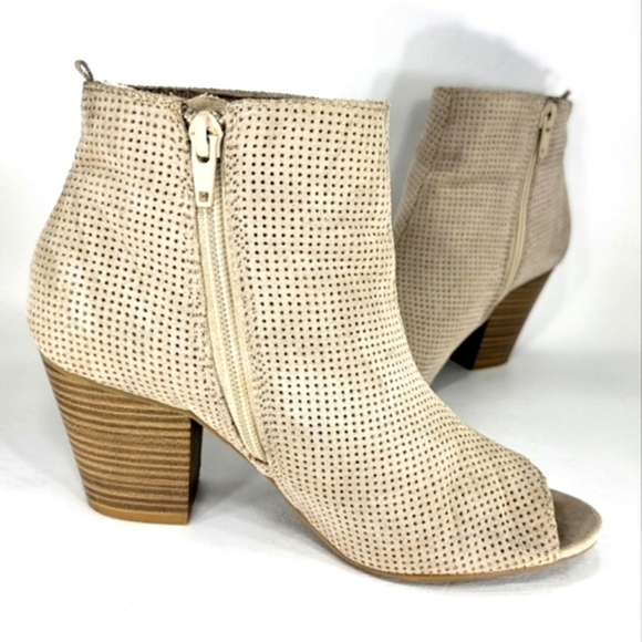 Old Navy Taupe, Perforated, Western Style, Peep Toe Stacked Heel Bootie. WMS 7M - Picture 3 of 12